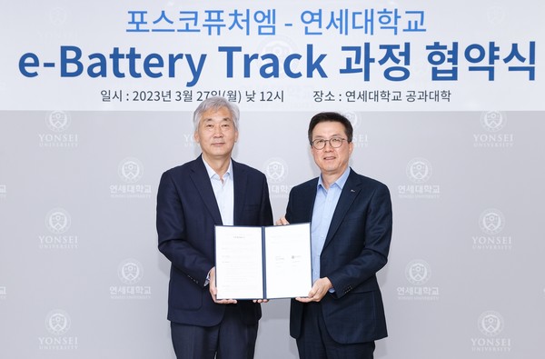 포스코퓨처엠이 27일 연세대와 배터리소재 전문인력 육성을 위한 e-Battery Track 업무협약을 체결했다. (왼쪽부터) 명재민 연세대 공대학장, 김준형 포스코퓨처엠 사장. 사진=포스코퓨처엠 제공