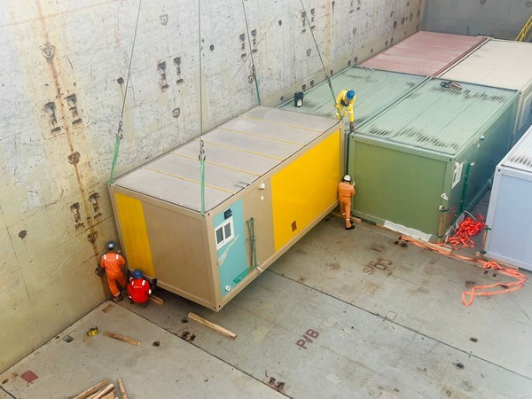 지난해 카타르월드컵 숙박시설로 사용됐던 임시주택 컨테이너 586개가 ‘HMM 울산호’에 선적되고 있다. 해당 컨테이너들은 지진 피해를 입은 튀르키예 지역민 임시주택으로 사용될 예정이다. 사진=HMM 제공