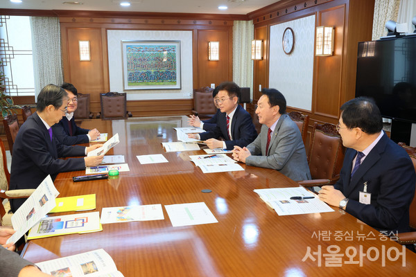 이철우 경북도지사는 지난 27일 한덕수 국무총리를 만나 2025 APEC 정상회의 경주 유치와 반도체·이차전지 양극소재 특화단지 지정, 구미에서 열리는 전국생활체육대축전 지원 등 현안을 건의하고 있다.