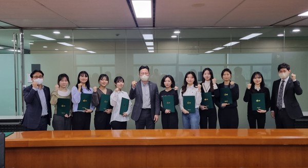 8일 서울시 강남구 DB금융센터에서 DB손해보험 문진욱 마케팅전략본부장(좌측 6번째) 및 관계자와 드리머 11기가 발대식을 갖고 기념촬영을 하고 있다. (사진=DB손해보험 제공)