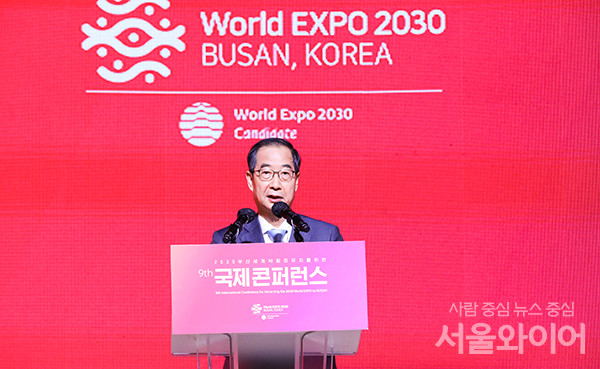 한덕수 총리가 코로나19 단계를 경계로 낮추고 의무기간도 단축한다고 밝혔다. 사진=서울와이어 DB