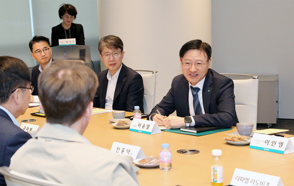 28일 서울 을지로 하나은행 본점에서 열린 손님간담회에서 이승열 하나은행장(사진 뒷줄 오른쪽에서 첫번째)이 간담회에 참석한 손님들과 '손님과 상생하는 금융' 실천을 위한 다양한 의견을 나누고 있다. (사진=하나은행 제공)