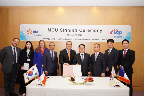 박형덕 한국서부발전 사장(오른쪽 네 번째)과 브루노 벤싸송 EDF-R 사장 겸 EDF 수석부사장(가운데), 양사 관계자들이 ‘중동 및 북아프리카 지역 신재생 및 수소 사업개발협력 양해각서’ 서명 후 기념촬영을 하고 있다. 사진=한국서부발전 제공