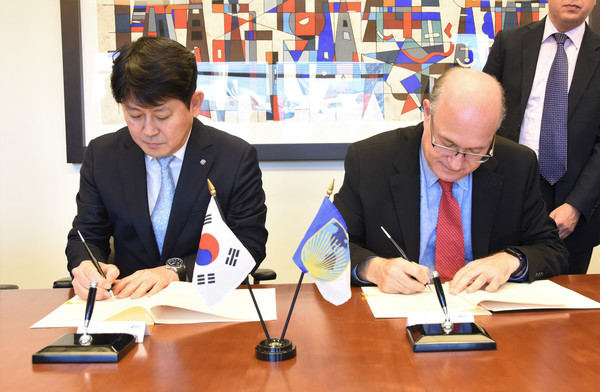 28일(현지시간) 미국 워싱턴에 위치한 IDB에서 유광열 SGI서울보증 대표이사(왼쪽)와 일랑 고우드파잉 IDB 총재가 SGI서울보증-미주개발은행 업무협약에 서명하고 있다. (사진=SGI서울보증 제공)