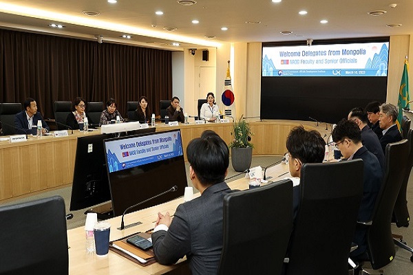  몽골 공무원 대표단과 LX공사 직원들이 논의를 하고 있다. 사진=LX공사 제공