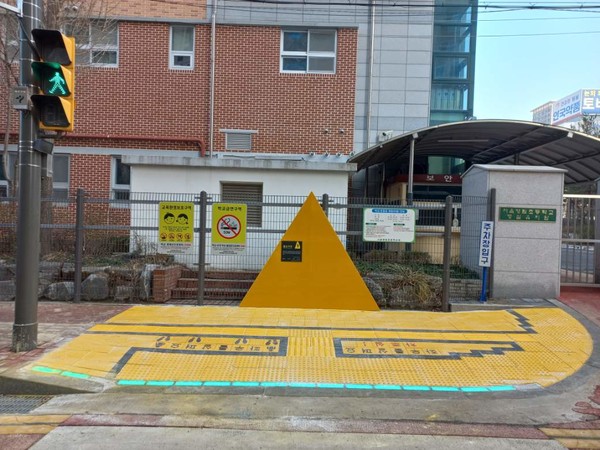 서울시 영등포구 영림초등학교에 설치돼 있는 옐로카펫 사인블럭. (사진=DB손해보험)