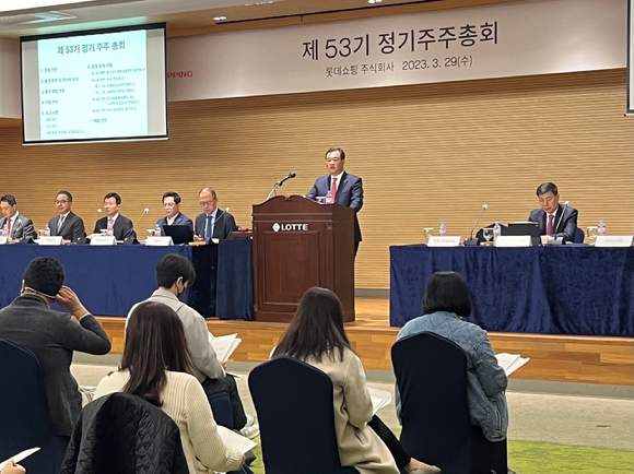 지난 29일 서울 영등포구 롯데마트맥스 영등포점에서 개최된 롯데쇼핑 제53기 정기주주총회에서 김상현 대표이사 부회장이 인사말을 하고 있다. 사진=롯데쇼핑 제공