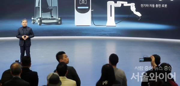 현대치는 신차 공개 이외에도 전기차 자동 충전 로봇을 소개하는 등 다양한 볼거리를 제공했다. 사진=이태구 기자