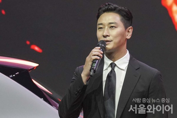 배우 주지훈이 서울모빌리티쇼 벤츠부스를 찾아 인사말을 하고 있다.