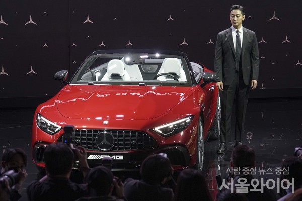 배우 주지훈이 더 뉴 메르세데스-AMG SL 63 4MATIC 와 함께 사진을 찍고 있다.