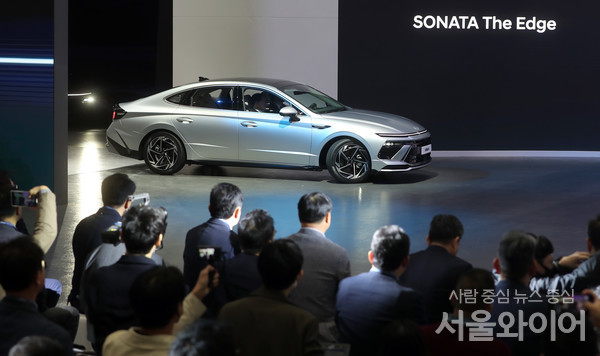 현대차가 서울모빌리티 쇼에서 쏘나타 더 엣지를 공개했다.