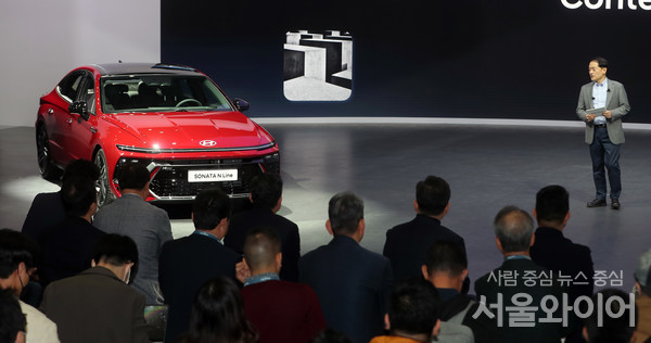 김선섭 ㅎㄴ대차 부사장이 차량을 소개하고 있다.