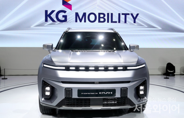 KG모빌리티가 토레스 EVX를 공개했다.