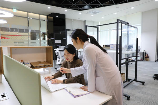 롯데중앙연구소 푸드테크 밸리 근무 모습. 사진=롯데 제공