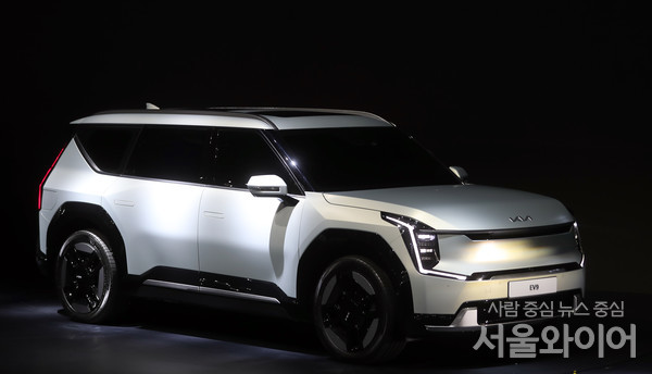 기아가 올해 서울 모빌리티쇼에서 전 세계 최초로 전기차 전용 플랫폼 E-GMP에 기반한 기아의 두 번째 모델이자 대형 전동화 스포츠유틸리티차량(SUV) EV9을 공개해 주목받았다. 사진=이태구 기자 
