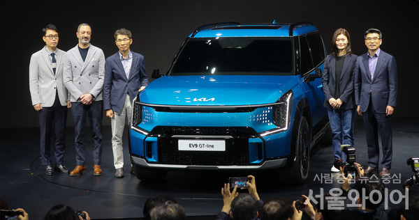 송호성 기아 사장(오른쪽 끝)과 카림 하비브 기아 디자인센터장(왼쪽부터 두번째) 등 관계자들이 이날 최초로 공개된 EV9 옆에서 기념사진을 촬영하고 있다. 사진=이태구 기자