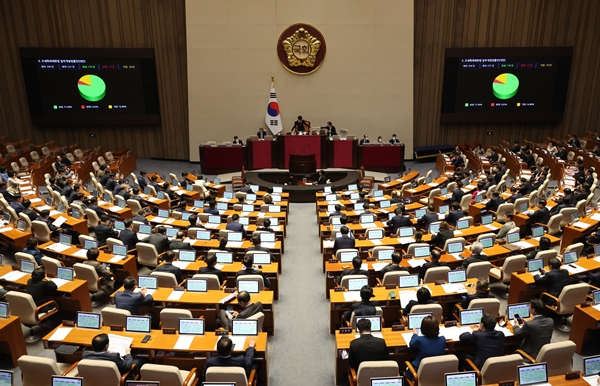 30일 오후 국회에서 열린 본회의에서 국내 반도체 산업 육성을 조세특례제한법 개정안이 가결되고 있다. 사진=연합뉴스