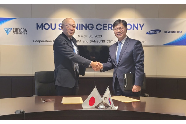 (왼쪽부터) 사쿠라이 기미호 치요다화공건설 상무, 김성준 삼성물산 상무가 기념 촬영을 하고 있다. 사진=삼성물산 건설부문 제공