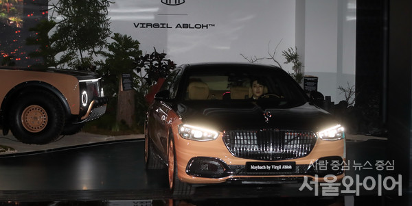 '2023 서울모빌리티쇼' 프레스데이에서 메르세데스-벤츠는 패션 아이콘 버질 아블로와 콜라보한 에디션 차량을 공개했다. 사진=이태구 기자
