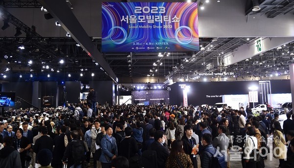 30일 경기 고양시 일산 킨텍스에서 열린 '2023 서울모빌리티쇼'가 프레스 데이를 시작으로 다음 달 9일까지 공식 일정에 돌입했다. 첫 날 관람객으로 붐비는 현장 모습. 사진=이태구 기자