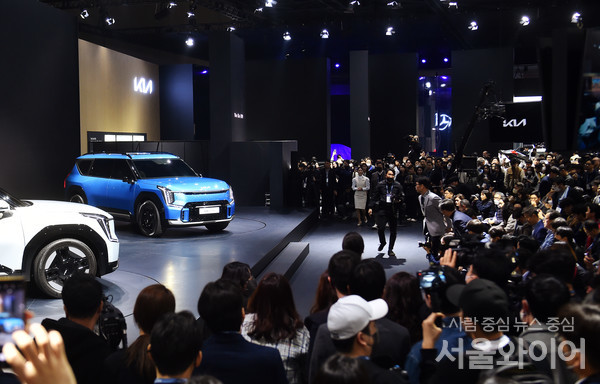 기아는 올해 가장 기대되는 차로 선정되는 등 소비자 관심을 한 몸에 받았던 전동화 스포츠유틸리티차량(SUV) ‘EV9’을 최초로 공개했다. 사진=이태구 기자
