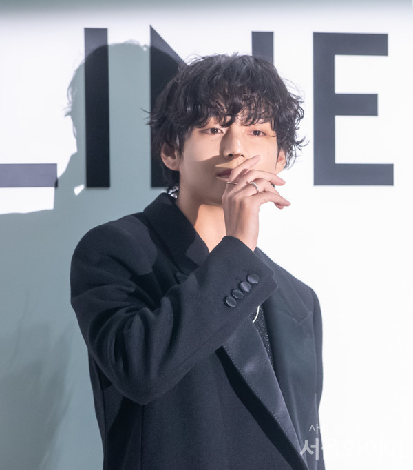 그룹 방탄소년단의 뷔가 행사에 참석, 포즈를 취하고 있다.