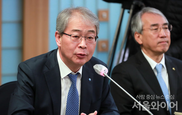 임종룡 우리금융지주 회장이 간담회에 참석, 발언을 하고 있다.