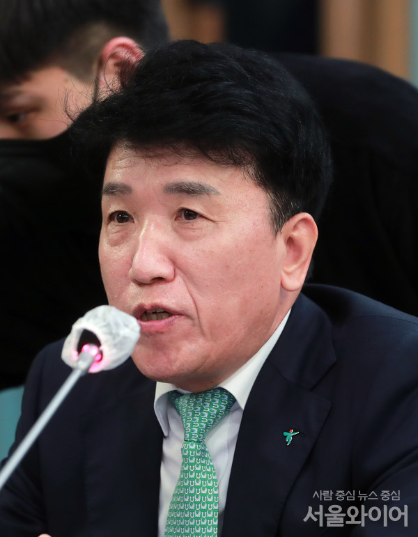 함영주 하나금융회지주 회장이 간담회에 참석, 발언을 하고 있다.