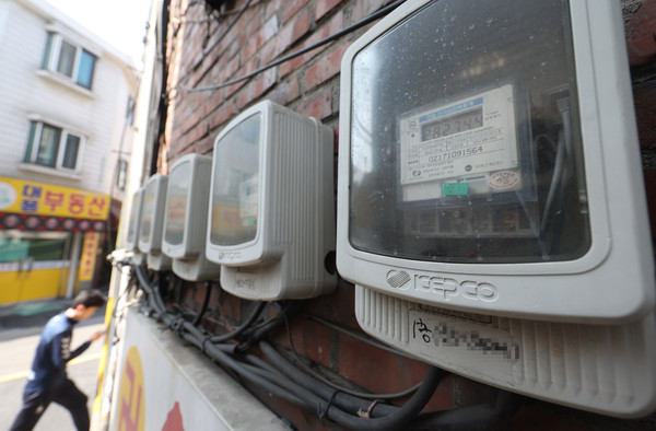 정부기 31일 국회에서 당정협의회를 열고 올해 2분기 전기, 가스요금 인상 건에 대해서 추가적인 논의가 필요하다는 입장을 밝혔다. 이에 이날 발표될 것으로 보였던 전기·가스요금 인상 발표도 잠정 보류됐다. 사진=연합뉴스 제공 
