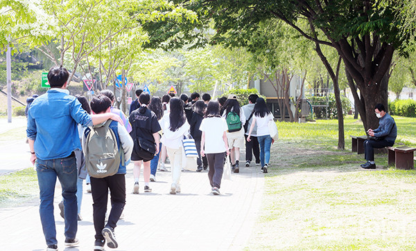 토요일인 오늘(1일)은 서울 등 전국 곳곳에 한낮 기온이 27도 가까이 치솟는 등 오전과 오후 사이 일교차가 크게 벌어질 것으로 예보됐다. 사진=서울와이어