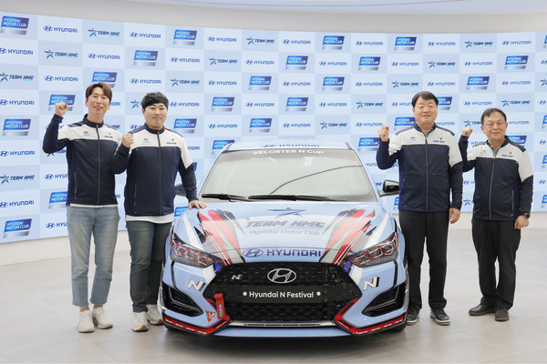 (왼쪽부터) 방송인 양상국씨, 김주현 TEAM HMC(Hyundai Motor Club) 레이싱팀 단장, 유원하 현대자동차 국내사업본부장 부사장, 이태수 현대차 국내서비스사업부장 상무가 후원 협약식을 맺고 기념사진을 촬영하고 있다. 사진=현대차 제공