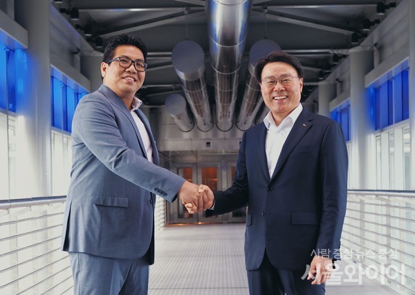 최정우(오른쪽) 포스코그룹 회장이 말레이시아 쿠알라룸푸르서 탱쿠 무함마드 타우픽 페트로나스 CEO와 CCS 등 미래에너지분야 협력체계 구축을 협의하고 페트로나스 타워 스카이브릿지서 기념촬영을 하고 있다(사진=포스코)