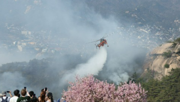  2일 오후 산불이 발생한 서울 종로구 인왕산에서 등산객들이 산불 진화작업을 지켜보고 있다. 사진=연합뉴스