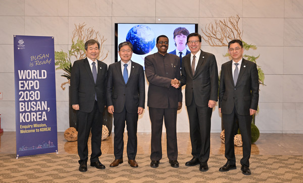 박형준 부산시장(왼쪽부터 네번째)과 윤상직 부산엑스포 유치위원회 사무총장(왼쪽부터 두번째) 등이 2030 부산엑스포 개최 후보지 실사를 위해 지난 2일 오후 인천국제공항으로 입국한 세계박람회기구(BIE) 실사단을 맞이하고 있다. 사진=연합뉴스