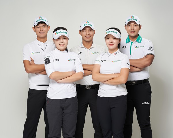 DB손해보험의 후원 골프 선수인 장희민(좌측부터)·정시우·문도엽·서어진·서요섭 프로가 기념촬영을 하고 있다. (사진=DB손해보험)