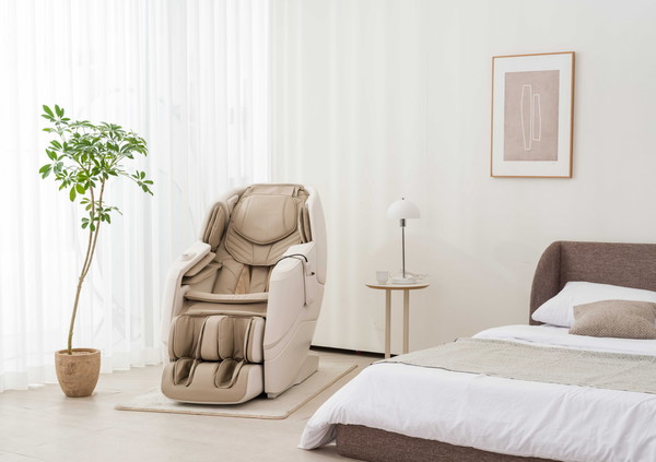 LG전자가 좁은 거실이나 방에서도 사용 가능한 안마의자 신제품 ‘힐링미 파타야’를 3일 국내 시장에 출시했다. 사진=LG전자 제공