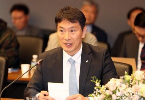 이복현 금융감독원장이 3일 대구 수성구 DGB대구은행 본점에서 열린 상생금융 확대 간담회에서 소상공인·금융 취약계층을 위한 햇살론뱅크 프로그램 등에 대한 설명을 들은 뒤 발언하고 있다. 사진=연합뉴스