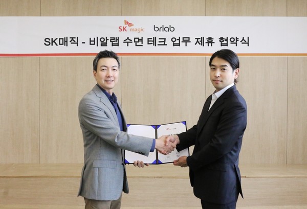 윤요섭 SK매직 대표이사(왼쪽)와 국내 슬립테크 전문기업 비알랩 이종민 대표가 지난달 31일 전략적 업무협약(MOU)을 체결한 뒤 기념사진을 촬영하고 있다. 사진=SK매직 제공