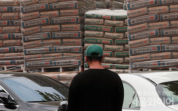 시멘트 품귀 대란이 또 발생하면서 건설사들이 현장 곳곳에서 공사를 진행하지 못하고 있다. 사진=이태구 기자