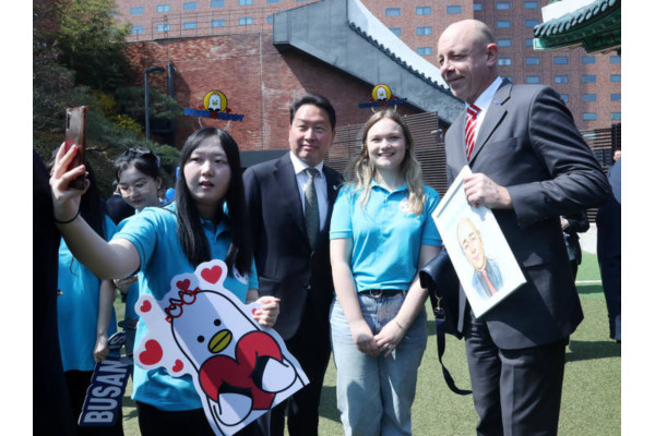 최태원 SK그룹 겸 대한상공회의소 의장이 대한상의 글로벌 서포터즈, 세계박람회기구(BIE) 실사단과 사진을 찍고 있다. 사진=대한상의 제공