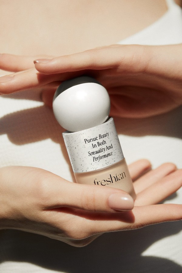 LG생활건강 비건 메이크업 브랜드 프레시안은 매끈한 깐 달걀 피부를 완성해주는 에그라이크 파운데이션 2종을 추천했다. 사진=LG생활건강 제공