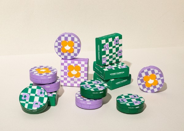 애경산업의 에이지투웨니스(AGE20’s)는 라이프 브랜드 ‘드롭드롭드롭’과 협업을 통해 패키지 디자인을 강화한 ‘에센스 커버 팩트 뉴 오리지널 드롭드롭드롭 에디션’을 제안했다. 사진=애경산업 제공