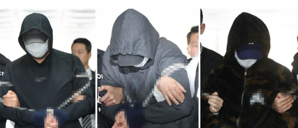 강남 주택가에서 40대 여성을 납치해 살해하고 시신을 유기한 혐의를 받는 이모 씨 등 3명이 3일 오전 서울 서초구 서울중앙지방법원에서 열린 구속 전 피의자 심문(영장심사)에 출석하고 있다. 사진=연합뉴스