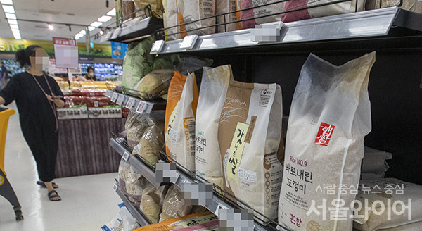 서울 시내 대형마트 양곡코너에 진열된 쌀 포대들. 사진=서울와이어 DB