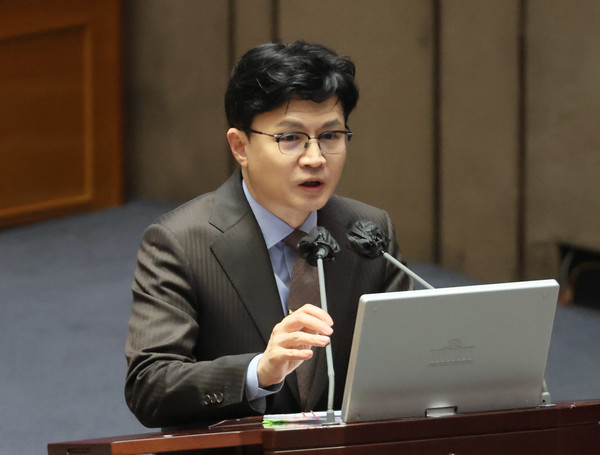 한동훈 법무부 장관이 지난 5일 국회 본회의장에서 열린 교육·사회·문화 분야에 관한 대정부질문에서 맹성규 더불어민주당  의원의 질문에 답하고 있다. 사진=연합뉴스 제공