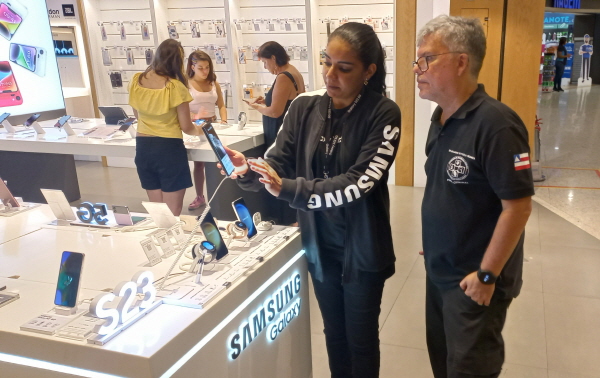 삼성전자가 6일 오전 일본에서 갤럭시 S23 언팩 행사를 열고, 시장 공략을 가속할 방침이다. 글로벌 판매 순항 등에 힘입어 현지에서 점유율 1위를 차지한 애플과 격차를 좁힌다는 구상이다. 브라질 상파울로 현지 소비자들이 갤럭시 S23의 혁신기능을 체험하고 있다. 사진=삼성전자 제공