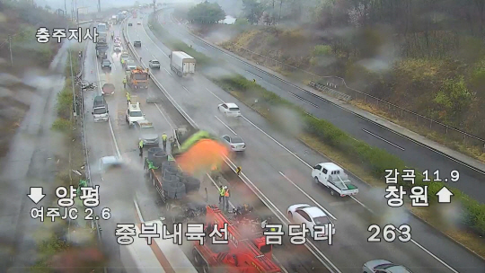 6일 오전 경기 여주시 중부내륙고속도로에서 버스가 역주행하다가 화물차 3대를 잇따라 들이받은 사고 현장. 사진=한국도로공사 폐쇠회로(CC)TV 캡처