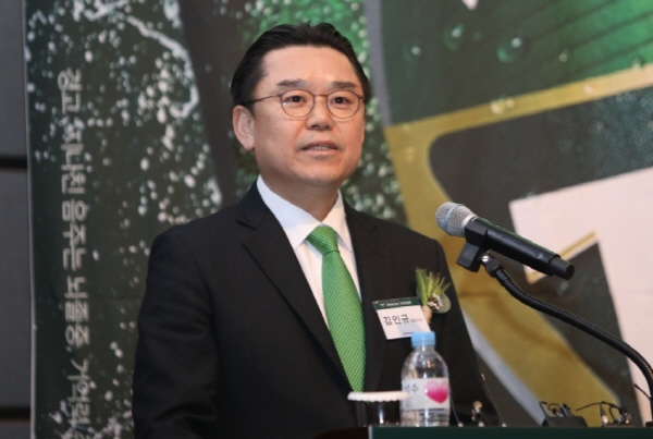 김인규 하이트진로 대표이사가 테라와 켈리의 연합작전으로 국내 맥주시장 1위를 탈환할 수 있을지 관심이 모인다. 사진=하이트진로 제공