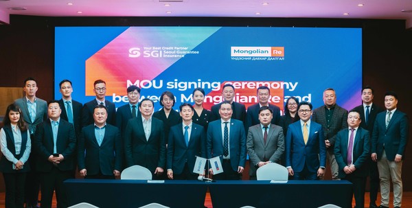 5일 몽골 울란바토르에서 황의탁 SGI서울보증 전무이사(첫째줄 좌측 5번째)와 쟈와흘란트(B. Javkhlant) 몽골리안 리 대표이사 대행(첫째줄 우측 4번째)과 '몽골 보증보험 활성화 지원을 위한 업무협약' 체결 후 참석자들과 기념촬영을 하고 있다. (사진=SGI서울보증)