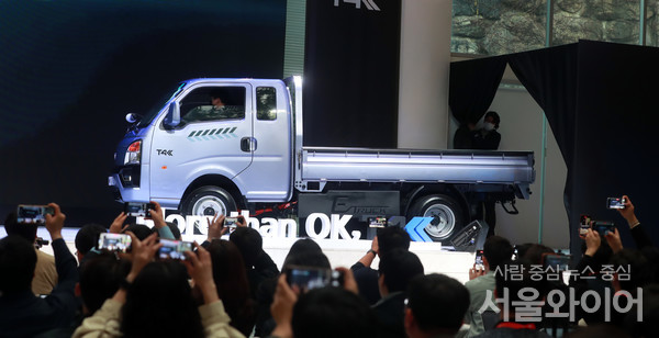 중국 BYD 1톤 전기트럭 '티포케이'(T4K)진행된 가운데 차량이 공개되고 있다.